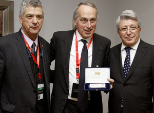 Enrique Cerezo entrega un lingote de plata a Giancarlo Abete, presidente de la FIGC.